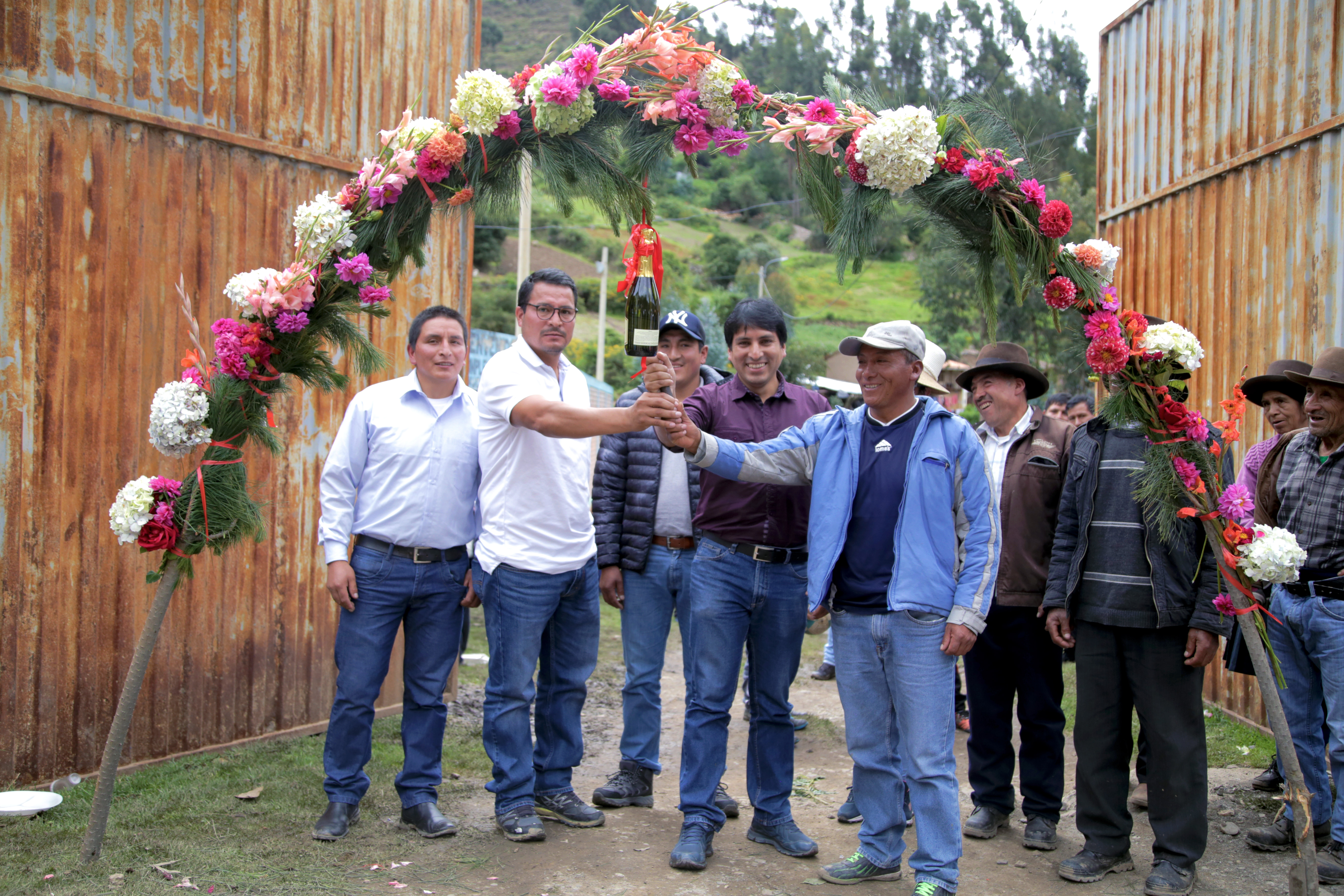 ING. CHRISTIAN PALACACIOS COLOCA PRIMERA PIEDRA PARA CONSTRUCCI�N DEL SERVICIO  DE AGUA PARA RIEGO EN CHUCCHUPAMPA