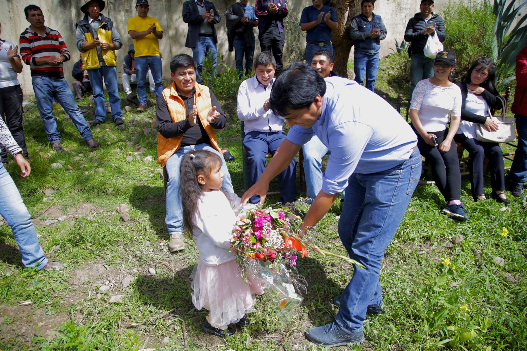 ING. CHRISTIAN PALACIOS COLOCA PRIMERA PIEDRA PARA LA CONSTRUCCI�N DE INSTITUCI�N EDUCATIVA INICIAL