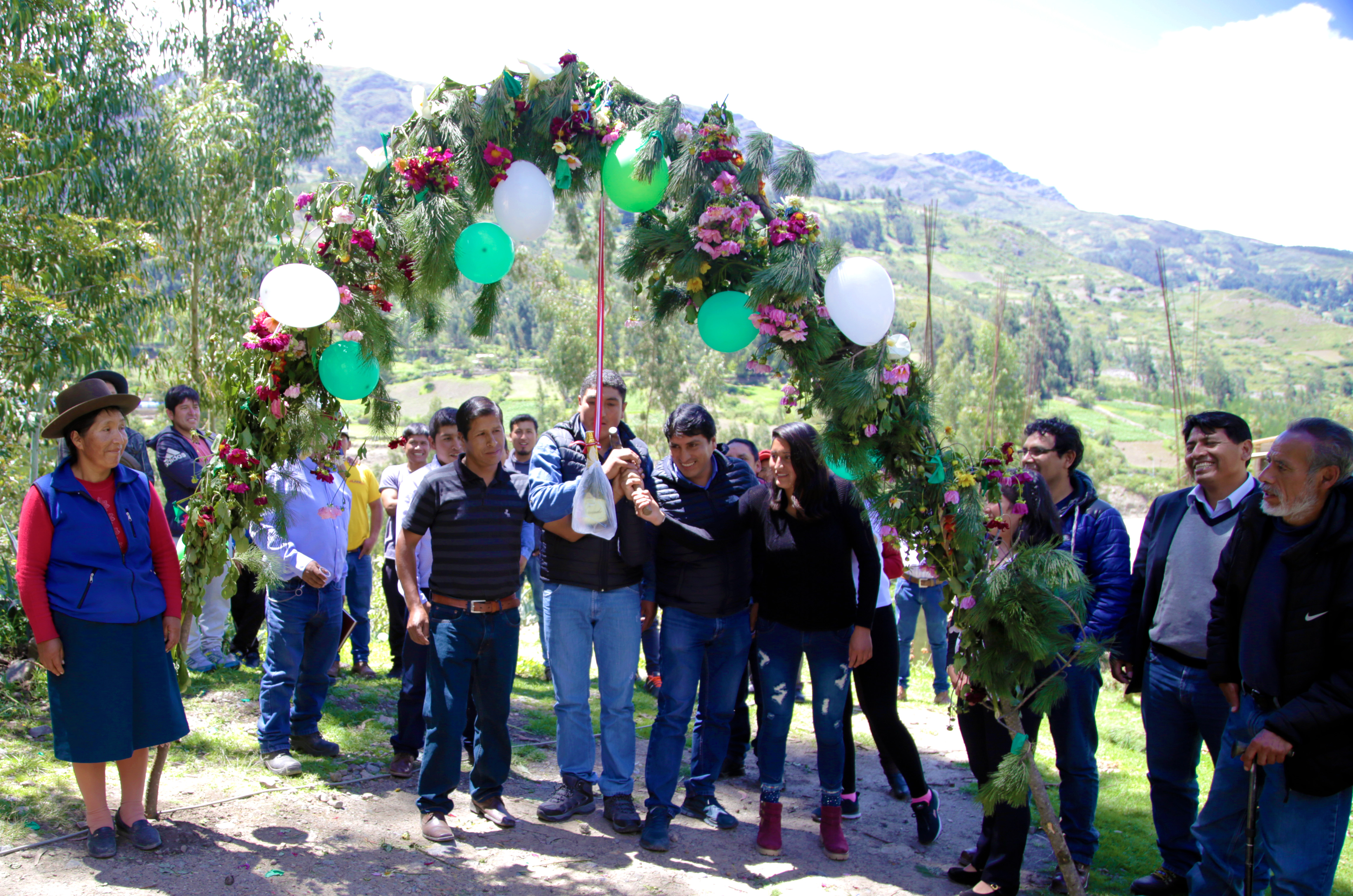 ALCALDE SANMARQUINO REALIZ� LA COLOCACI�N DE PRIMERA PIEDRA PARA INICIO DE LA OBRA DE ELECTRIFICACI�N EN EL CASER�O DE HUARC�N