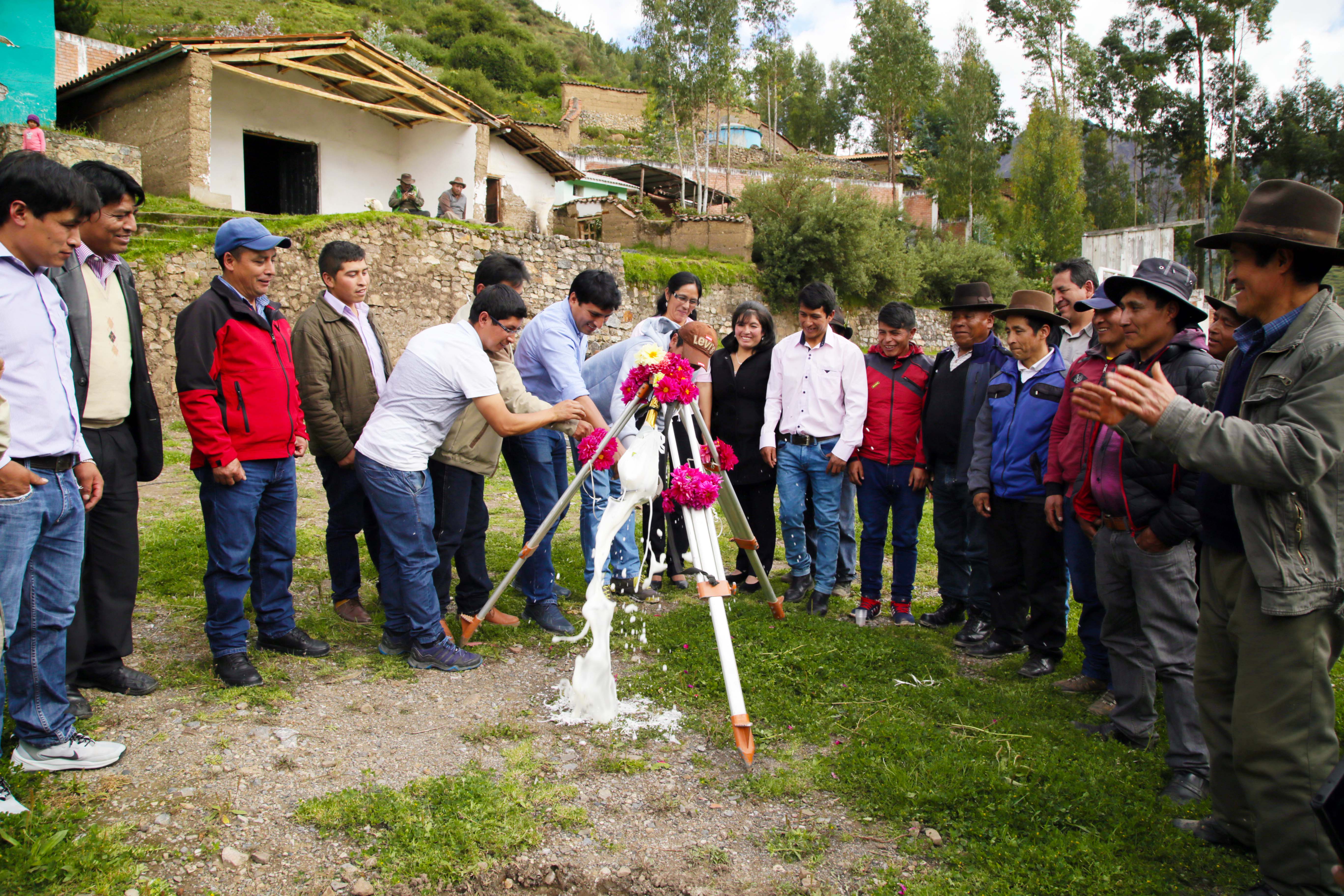 ING. CHRISTIAN PALACIOS LAGUNA COLOCA PRIMERA PIEDRA PARA LA CONSTRUCCI�N DE PISTAS Y VEREDAS DE SALVIA.